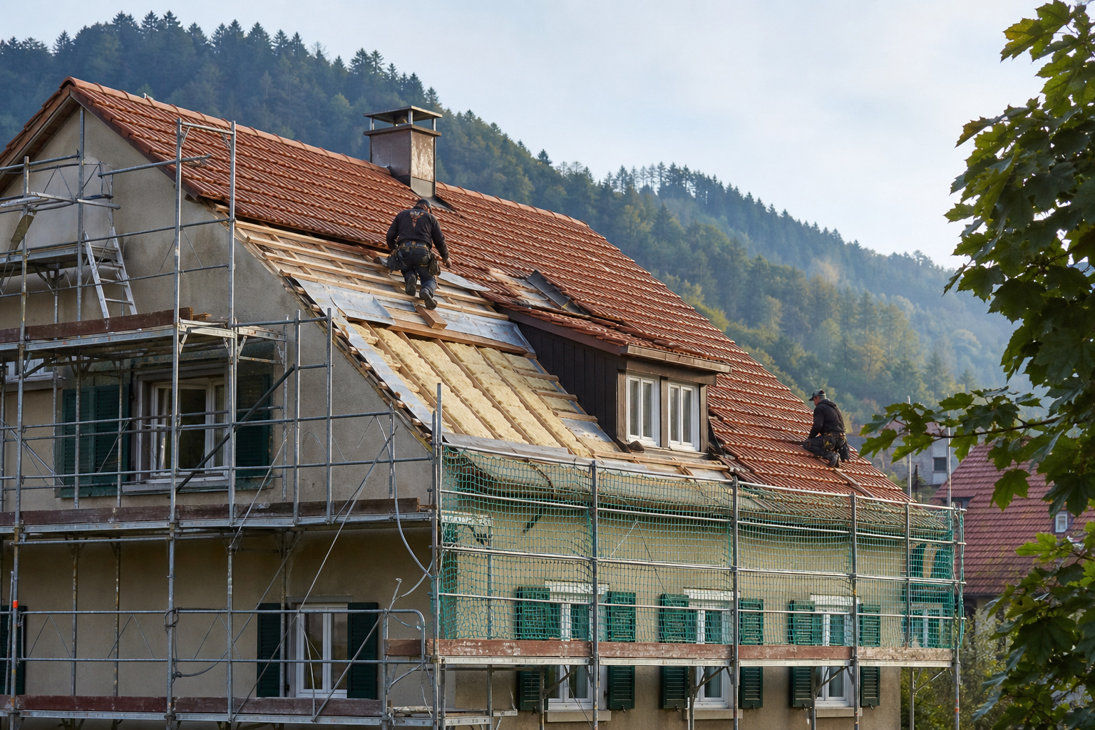 Mehrfamilienhaus im Wiesental während einer fachgerechten Dachsanierung mit neuer Dämmung
